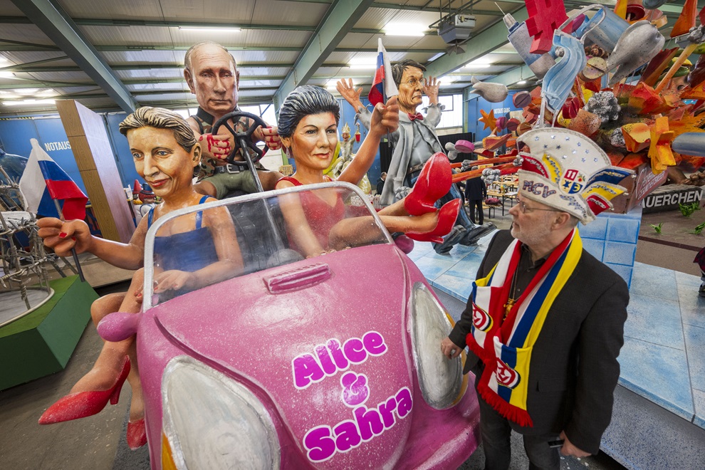 Carnavalswagen met Alice Weidel van AfD en Sarah Wagenknecht van BSW als barbiepoppen, Vladimir Poetin bestuurt de auto. Mainz, 6 februari 2024.