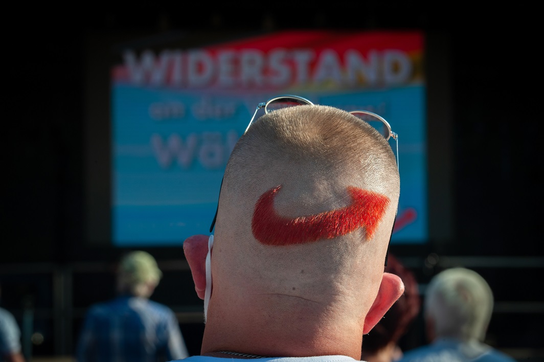 Deze man heeft zijn haar geschoren in de vorm van het logo van de AfD. Magdeburg, 4 juni 2021.