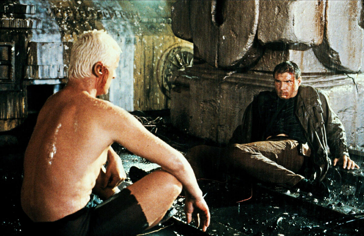 Rutger Hauer (links) als robot Roy Batty en Harrison Ford als Rick Deckard.