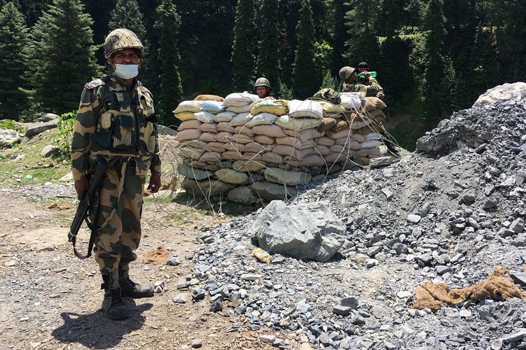 Soldaten van de Indian Border Security Force (BSF) bewaken de snelweg van Srinagar, de hoofdstad van Kashmir, naar Leh, de hoofdstad van Ladakh, 17 juni 2020.