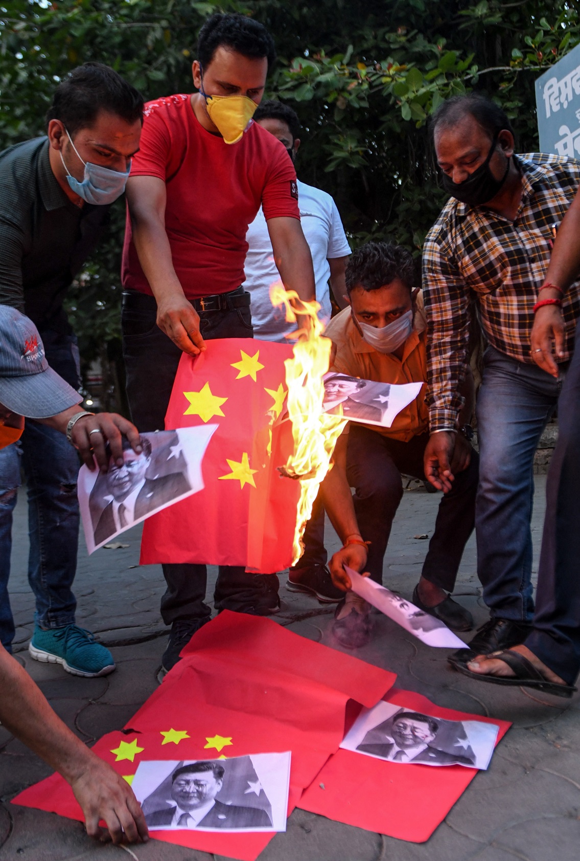 Indiërs verbranden portretten van Xi Jinping en de Chinese vlag in Amritsar, 17 juni 2020. Bij een conflict tussen grenswachten kwamen twee dagen eerder onder anderen twintig Indiërs om.