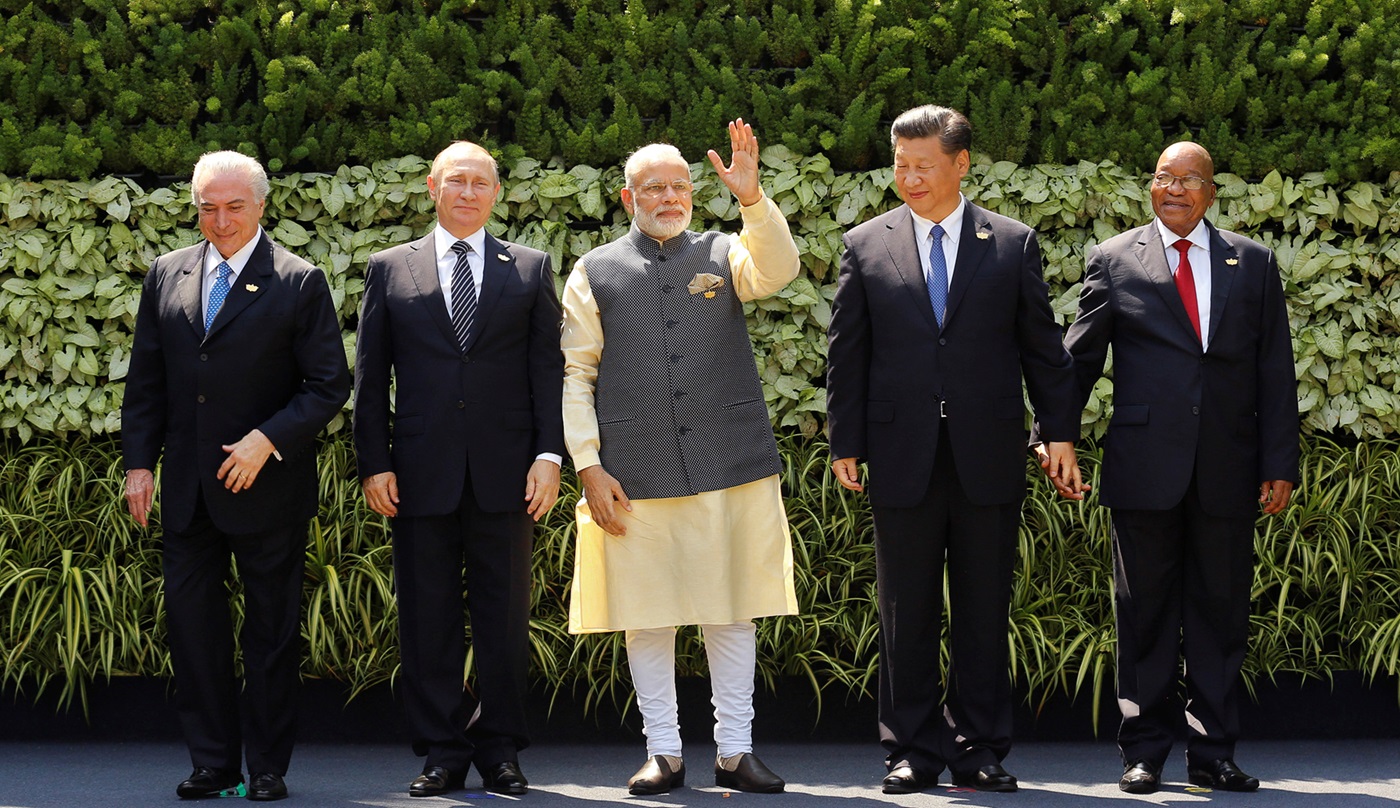 De Indiase premier Narendra Modi (midden) met de leiders van Brazilië, Rusland, China en Zuid-Afrika in Benaulim, 16 oktober 2016.